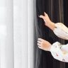 Perbandingan gorde blackout dan dimout untuk rumah
