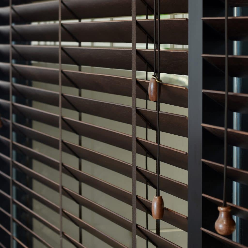wooden blinds dengan lantai