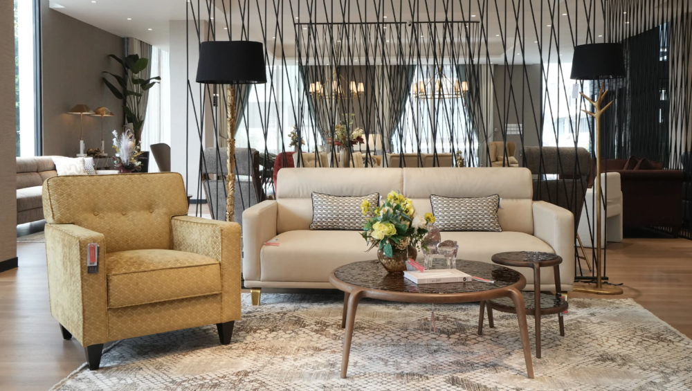 Showroom interior dengan sofa berlengan dan furniture lain di dalamnya