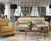 Showroom interior dengan sofa berlengan dan furniture lain di dalamnya