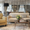 Showroom interior dengan sofa berlengan dan furniture lain di dalamnya