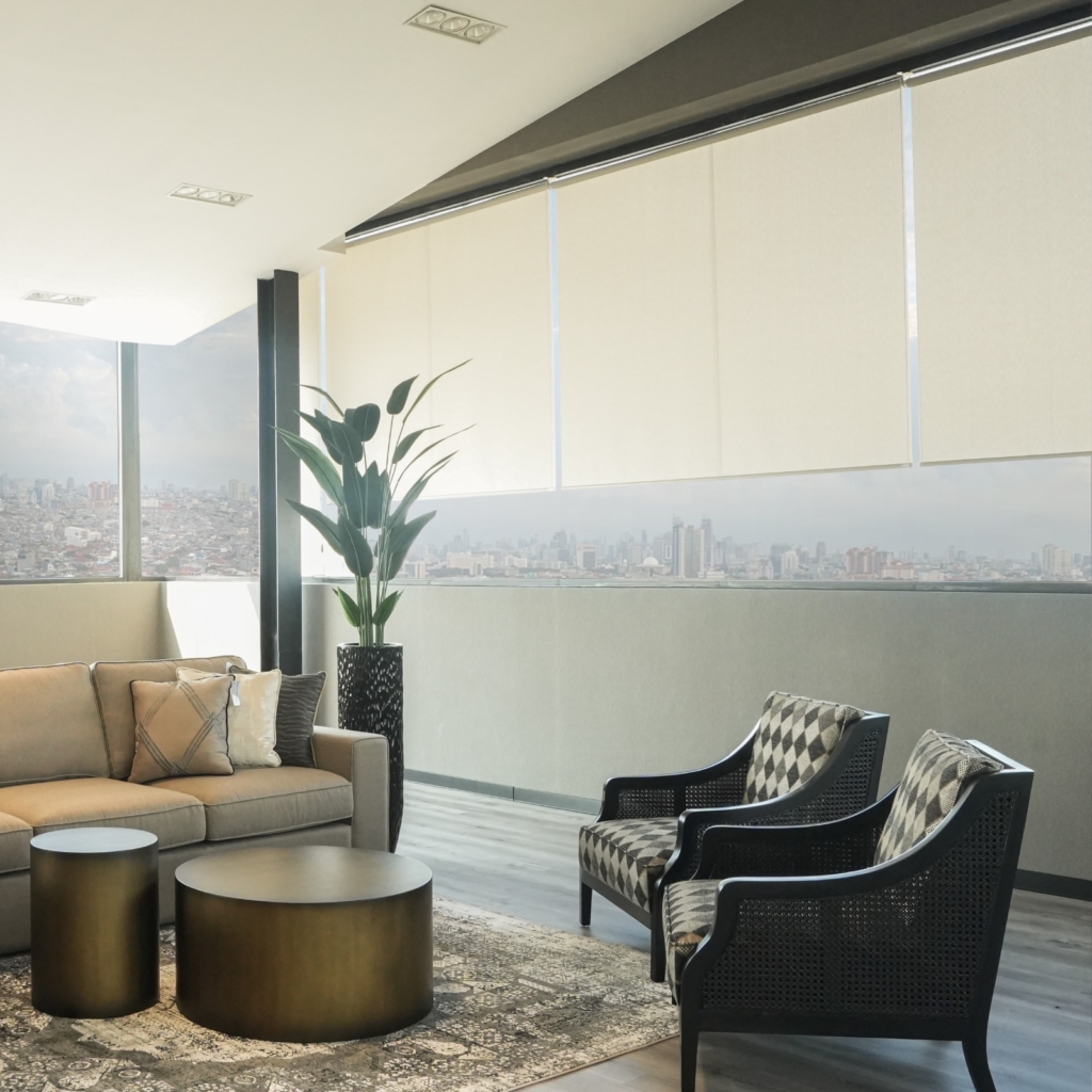 Roller Blind dalam ruangan yang dominan dengan bukaan kaca
