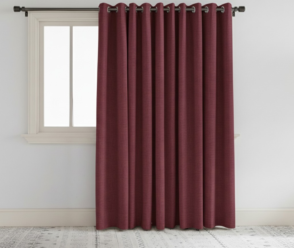 Gorden Blackout cocok digunakan di kamar tidur karena materialnya yang mampu menahan cahaya dan menjaga privasi hunian.