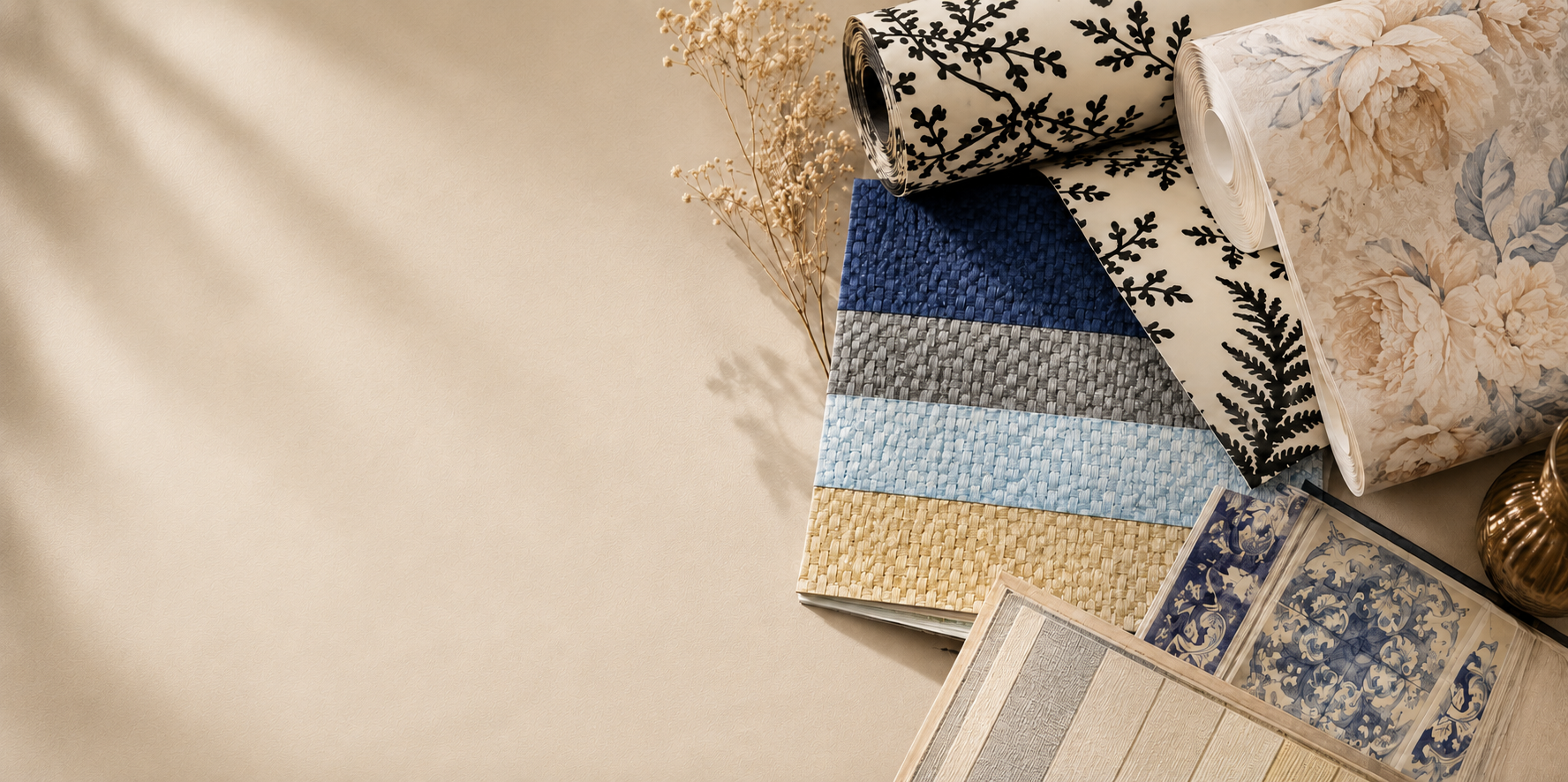 Dinding dengan wallpaper bermotif sebagai aksen ruangan